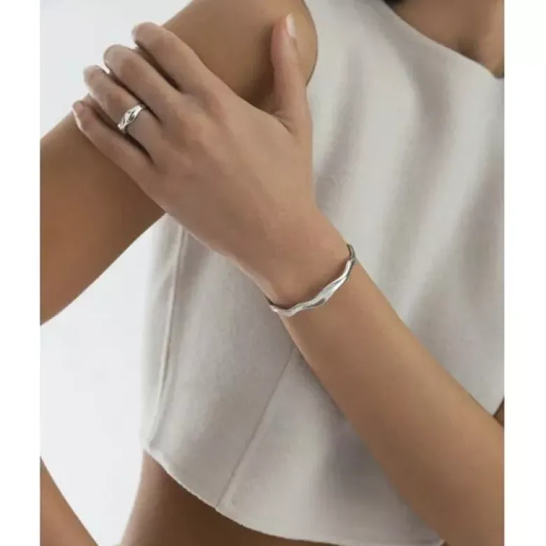 Mockberg Wavy Bolded Cuff teräsrannekoru MB0174